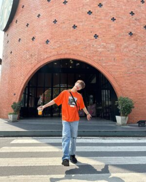 Pao Piched Jongjaihan Instagram - Orange แปลว่าส้ม ส่วนเธออ่ะแปลว่า ที่รัก 😂😂😂 
📸 : @mookmikkkkkk 
🤦🏻‍♂️ : @tatae.ss  พี่เต้ก็คือปวดหัวกับคอนเท้นน้อง 😂