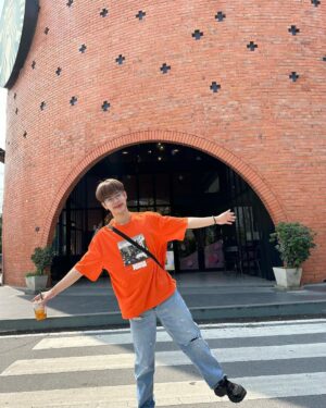 Pao Piched Jongjaihan Instagram - Orange แปลว่าส้ม ส่วนเธออ่ะแปลว่า ที่รัก 😂😂😂 
📸 : @mookmikkkkkk 
🤦🏻‍♂️ : @tatae.ss  พี่เต้ก็คือปวดหัวกับคอนเท้นน้อง 😂