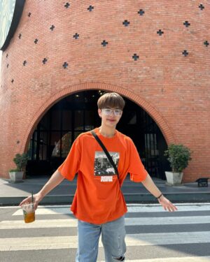 Pao Piched Jongjaihan Instagram - Orange แปลว่าส้ม ส่วนเธออ่ะแปลว่า ที่รัก 😂😂😂 
📸 : @mookmikkkkkk 
🤦🏻‍♂️ : @tatae.ss  พี่เต้ก็คือปวดหัวกับคอนเท้นน้อง 😂