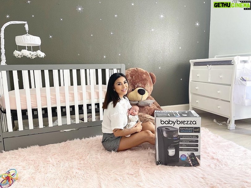 Paola Shea Instagram - Giveaway Alert! You don’t want to miss this one. We all know being a mom is stressful enough and lucky for us Baby Brezza has created an easy way to make formula milk in a matter of seconds! In 30 seconds you can prepare your baby’s milk in the right temperature without needing to measure or boil the water! Here is your chance to receive one! #ad #sponsor #sponsored #babybrezza #mybrezzamoment 1.Follow @babybrezza 2.follow @djpaolashea 3. tag three moms or soon to be moms Eligible to U.S residents only