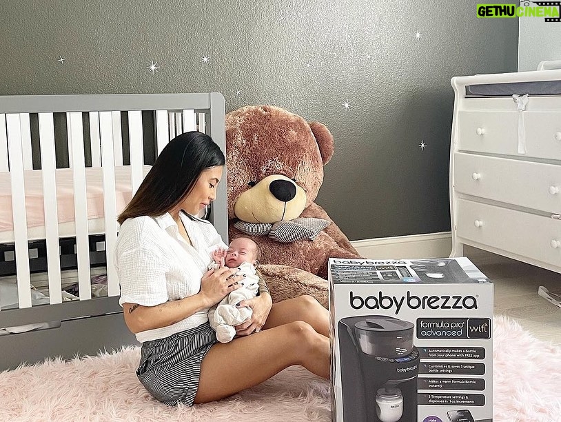 Paola Shea Instagram - Giveaway Alert! You don’t want to miss this one. We all know being a mom is stressful enough and lucky for us Baby Brezza has created an easy way to make formula milk in a matter of seconds! In 30 seconds you can prepare your baby’s milk in the right temperature without needing to measure or boil the water! Here is your chance to receive one! #ad #sponsor #sponsored #babybrezza #mybrezzamoment 1.Follow @babybrezza 2.follow @djpaolashea 3. tag three moms or soon to be moms Eligible to U.S residents only