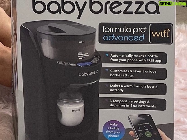 Paola Shea Instagram - Giveaway Alert! You don’t want to miss this one. We all know being a mom is stressful enough and lucky for us Baby Brezza has created an easy way to make formula milk in a matter of seconds! In 30 seconds you can prepare your baby’s milk in the right temperature without needing to measure or boil the water! Here is your chance to receive one! #ad #sponsor #sponsored #babybrezza #mybrezzamoment 1.Follow @babybrezza 2.follow @djpaolashea 3. tag three moms or soon to be moms Eligible to U.S residents only