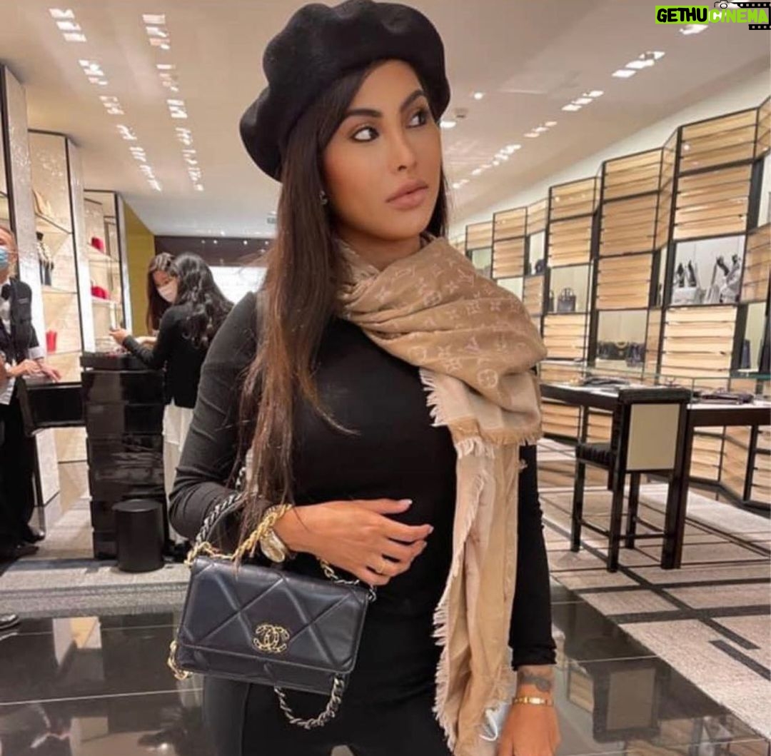 Paola Shea - 386 Likes - Bonjour