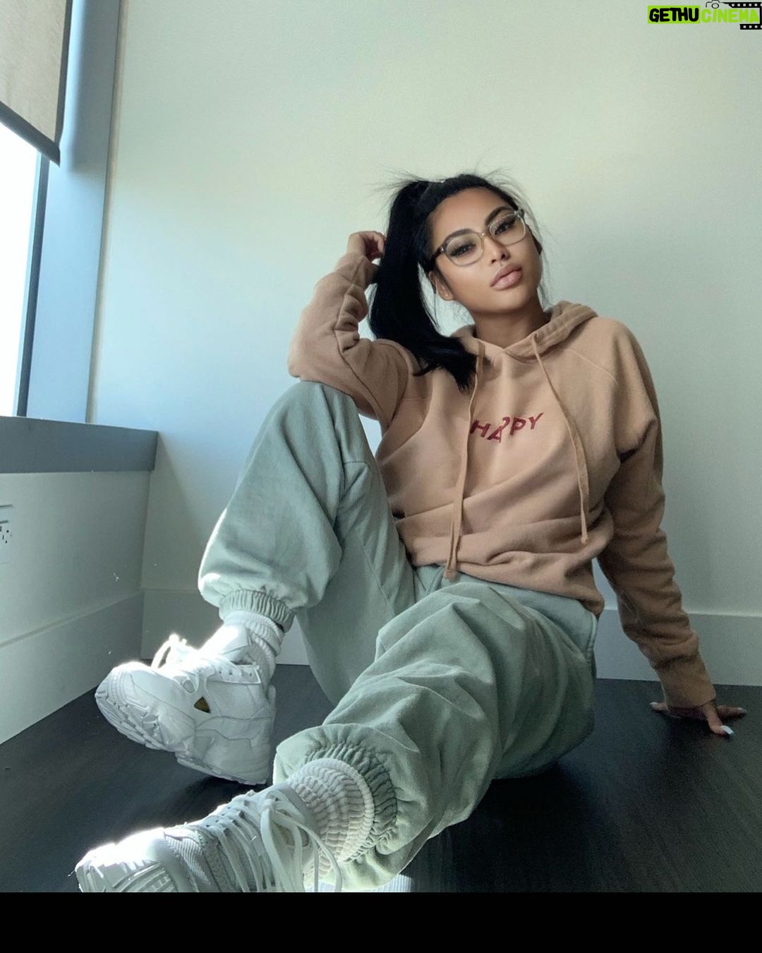 Paola Shea - 557 Likes - Happy