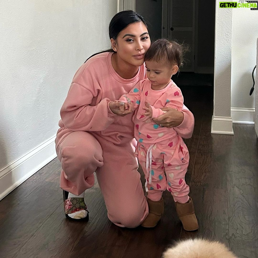 Paola Shea Instagram - Matching outfits at grandma’s house wearing the flip flops @drsteverad gifted me!
