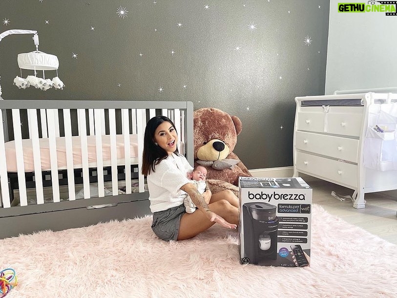 Paola Shea Instagram - Giveaway Alert! You don’t want to miss this one. We all know being a mom is stressful enough and lucky for us Baby Brezza has created an easy way to make formula milk in a matter of seconds! In 30 seconds you can prepare your baby’s milk in the right temperature without needing to measure or boil the water! Here is your chance to receive one! #ad #sponsor #sponsored #babybrezza #mybrezzamoment 1.Follow @babybrezza 2.follow @djpaolashea 3. tag three moms or soon to be moms Eligible to U.S residents only