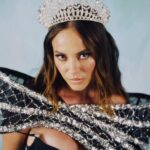 Paolla Oliveira Instagram - O destino de @paollaoliveirareal é ser onça! 🐆 À frente da bateria da @granderio, a atriz está vivendo um dos melhores Carnavais desde que assumiu o posto de Rainha pela primeira vez, em 2009. Aos 41 anos, ela veste a coroa mais uma vez neste ensaio exclusivo para Quem, não só para representar com alegria a escola do coração, mas como uma forma de resistência e luta contra o machismo, que permeou as críticas feitas ao seu corpo durante ensaios recentes. Determinada e corajosa como uma onça, ela não para por haters e se sente ainda mais potente em relação a si mesma e à posição que ocupa. Falando em onça, o bicho é tema do samba-enredo da escola de Duque de Caxias e será representado por Paolla na avenida. “Trabalho muito e há muitos anos, o Carnaval veio para mim como uma brecha de respiro. É uma agitação, mas que diz respeito a Paolla pessoa física, que se sente livre e alegre neste momento”, diz. Leia a entrevista completa no link da bio! Reportagem: @marina_bonini Foto: @zabenzi Styling: @franconaid Make: @gabnascimentobr Assessoria de imprensa: @trigocomunica