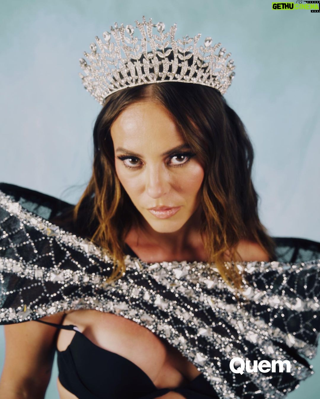 Paolla Oliveira Instagram - O destino de @paollaoliveirareal é ser onça! 🐆 À frente da bateria da @granderio, a atriz está vivendo um dos melhores Carnavais desde que assumiu o posto de Rainha pela primeira vez, em 2009. Aos 41 anos, ela veste a coroa mais uma vez neste ensaio exclusivo para Quem, não só para representar com alegria a escola do coração, mas como uma forma de resistência e luta contra o machismo, que permeou as críticas feitas ao seu corpo durante ensaios recentes. Determinada e corajosa como uma onça, ela não para por haters e se sente ainda mais potente em relação a si mesma e à posição que ocupa. Falando em onça, o bicho é tema do samba-enredo da escola de Duque de Caxias e será representado por Paolla na avenida. “Trabalho muito e há muitos anos, o Carnaval veio para mim como uma brecha de respiro. É uma agitação, mas que diz respeito a Paolla pessoa física, que se sente livre e alegre neste momento”, diz. Leia a entrevista completa no link da bio! Reportagem: @marina_bonini Foto: @zabenzi Styling: @franconaid Make: @gabnascimentobr Assessoria de imprensa: @trigocomunica