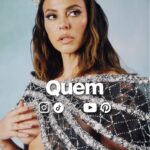 Paolla Oliveira Instagram - O destino de @paollaoliveirareal é ser onça! 🐆 À frente da bateria da @granderio, a atriz está vivendo um dos melhores Carnavais desde que assumiu o posto de Rainha pela primeira vez, em 2009. Aos 41 anos, ela veste a coroa mais uma vez neste ensaio exclusivo para Quem, não só para representar com alegria a escola do coração, mas como uma forma de resistência e luta contra o machismo, que permeou as críticas feitas ao seu corpo durante ensaios recentes. Determinada e corajosa como uma onça, ela não para por haters e se sente ainda mais potente em relação a si mesma e à posição que ocupa. Falando em onça, o bicho é tema do samba-enredo da escola de Duque de Caxias e será representado por Paolla na avenida. “Trabalho muito e há muitos anos, o Carnaval veio para mim como uma brecha de respiro. É uma agitação, mas que diz respeito a Paolla pessoa física, que se sente livre e alegre neste momento”, diz. Leia a entrevista completa no link da bio! Reportagem: @marina_bonini Foto: @zabenzi Styling: @franconaid Make: @gabnascimentobr Assessoria de imprensa: @trigocomunica