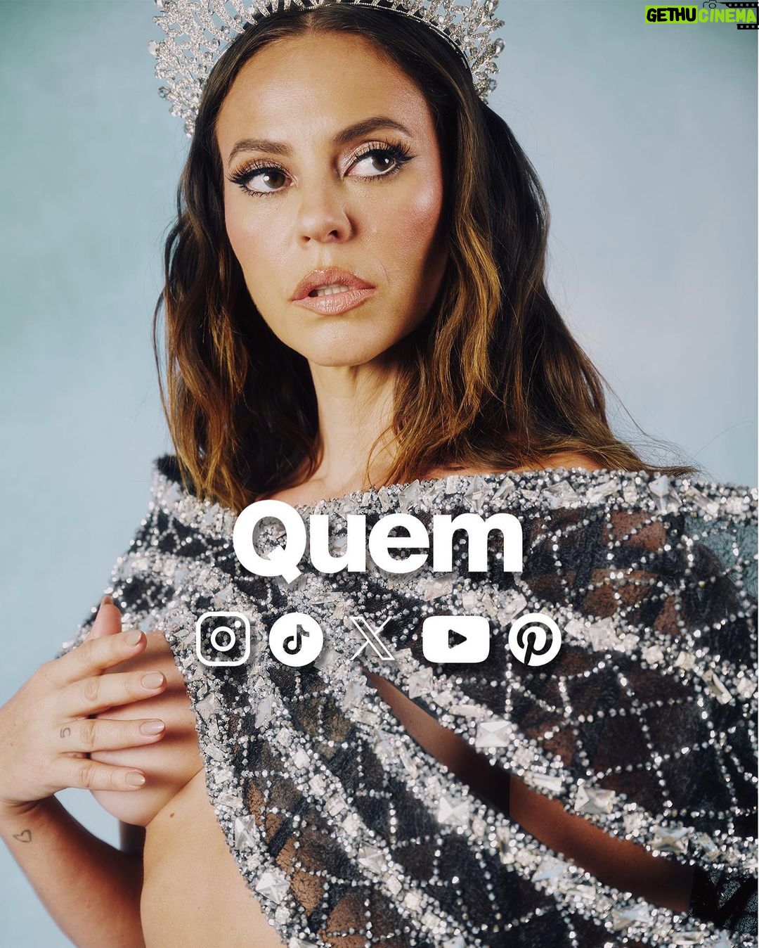 Paolla Oliveira Instagram - O destino de @paollaoliveirareal é ser onça! 🐆 À frente da bateria da @granderio, a atriz está vivendo um dos melhores Carnavais desde que assumiu o posto de Rainha pela primeira vez, em 2009. Aos 41 anos, ela veste a coroa mais uma vez neste ensaio exclusivo para Quem, não só para representar com alegria a escola do coração, mas como uma forma de resistência e luta contra o machismo, que permeou as críticas feitas ao seu corpo durante ensaios recentes. Determinada e corajosa como uma onça, ela não para por haters e se sente ainda mais potente em relação a si mesma e à posição que ocupa. Falando em onça, o bicho é tema do samba-enredo da escola de Duque de Caxias e será representado por Paolla na avenida. “Trabalho muito e há muitos anos, o Carnaval veio para mim como uma brecha de respiro. É uma agitação, mas que diz respeito a Paolla pessoa física, que se sente livre e alegre neste momento”, diz. Leia a entrevista completa no link da bio! Reportagem: @marina_bonini Foto: @zabenzi Styling: @franconaid Make: @gabnascimentobr Assessoria de imprensa: @trigocomunica