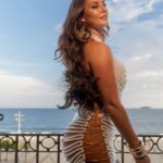 Paolla Oliveira Instagram - Em meio a mitos ancestrais, há pérolas ocultas que revelam a origem do nosso mundo. Toda jóia conecta o passado ao presente e, meu corpo-jóia, vem pra unir, pra sambar e pra reafirmar o seu, o nosso valor. Hoje e sempre, entregarei pérolas! A convite da @sephorabrasil vim celebrar toda essa beleza do Carnaval e claro, a minha beleza feita especialmente para esse dia– Porque toda beleza é uma festa ✨ #Sepholia #Sepholia2024 #Carnaval2024