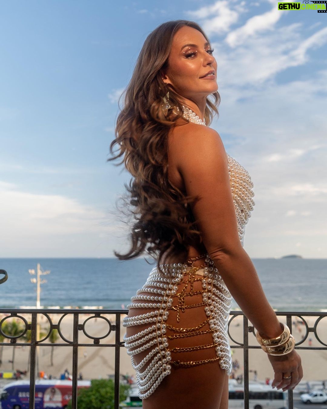 Paolla Oliveira Instagram - Em meio a mitos ancestrais, há pérolas ocultas que revelam a origem do nosso mundo. Toda jóia conecta o passado ao presente e, meu corpo-jóia, vem pra unir, pra sambar e pra reafirmar o seu, o nosso valor. Hoje e sempre, entregarei pérolas! A convite da @sephorabrasil vim celebrar toda essa beleza do Carnaval e claro, a minha beleza feita especialmente para esse dia– Porque toda beleza é uma festa ✨ #Sepholia #Sepholia2024 #Carnaval2024