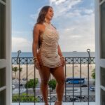 Paolla Oliveira Instagram - Em meio a mitos ancestrais, há pérolas ocultas que revelam a origem do nosso mundo. Toda jóia conecta o passado ao presente e, meu corpo-jóia, vem pra unir, pra sambar e pra reafirmar o seu, o nosso valor. Hoje e sempre, entregarei pérolas! A convite da @sephorabrasil vim celebrar toda essa beleza do Carnaval e claro, a minha beleza feita especialmente para esse dia– Porque toda beleza é uma festa ✨ #Sepholia #Sepholia2024 #Carnaval2024