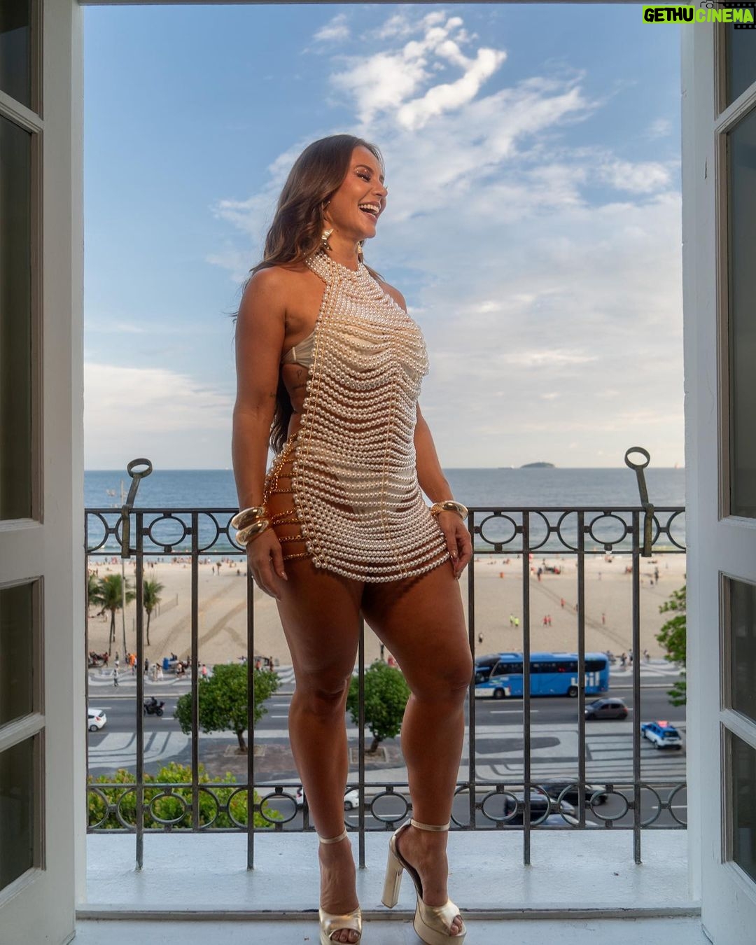Paolla Oliveira Instagram - Em meio a mitos ancestrais, há pérolas ocultas que revelam a origem do nosso mundo. Toda jóia conecta o passado ao presente e, meu corpo-jóia, vem pra unir, pra sambar e pra reafirmar o seu, o nosso valor. Hoje e sempre, entregarei pérolas! A convite da @sephorabrasil vim celebrar toda essa beleza do Carnaval e claro, a minha beleza feita especialmente para esse dia– Porque toda beleza é uma festa ✨ #Sepholia #Sepholia2024 #Carnaval2024