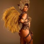 Paolla Oliveira Instagram - Que a força da mulher onça amedronte os covardes e os faça chorar. Que a força da mulher onça acolha aqueles que não tem nada a temer. Que a força da mulher onça seja imensa e vencedora. E aquele que fizer força de oposição Será devorado. O mal dá à parte contrária o direito legítimo de vingança. Entre os tupinambas há a transfiguração simbólica do mal em algo positivo: depois de devorados, uma vida eterna de prazer a alegria. O mal, assim, é indispensável para a obtenção do bem. O mal é o próprio bem. O nosso carnaval trouxe antropofagia, disputas identitárias brasileiras e a nossa eterna capacidade de devorar para recriar, rebrotar, revidar. Hoje sou mulher-onça. Símbolo de força, luta e bravura. Nada poderia ser tão NÓS nesse momento no espaço-tempo. Obrigada, obrigada, @granderio ! Beleza by @sephorabrasil