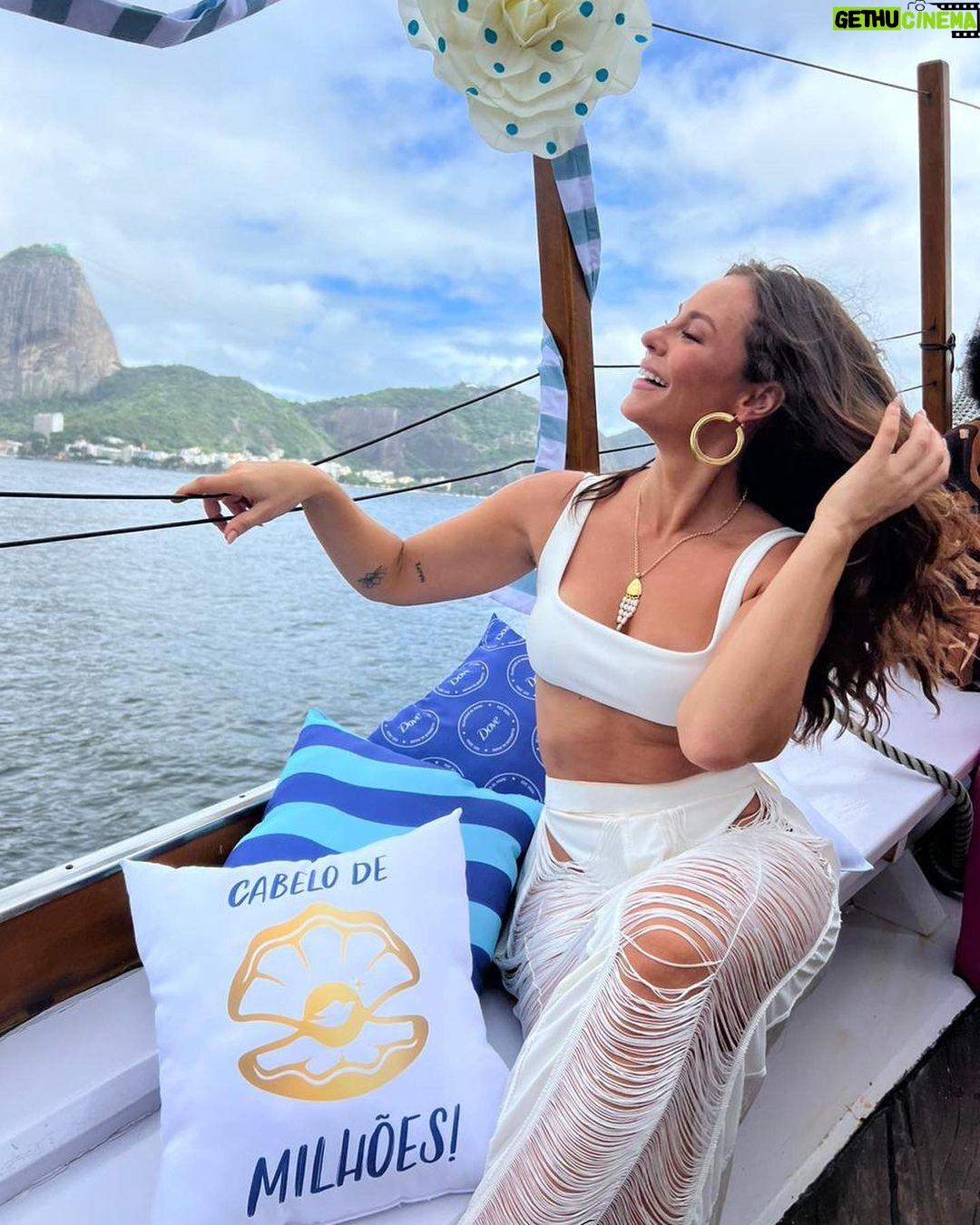 Paolla Oliveira Instagram - @DoveBrasil me trouxe ao Glamour Al Mare para contar o segredo para ter cabelos incríveis: é a nova máscara de tratamento Dove 10 em 1 que hidrata, nutri, trata as pontas duplas, alem de renovar o brilho! O combo perfeito para um cabelo 10/10! Eu amei✨🩵 #Dove10em1