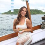Paolla Oliveira Instagram - @DoveBrasil me trouxe ao Glamour Al Mare para contar o segredo para ter cabelos incríveis: é a nova máscara de tratamento Dove 10 em 1 que hidrata, nutri, trata as pontas duplas, alem de renovar o brilho! O combo perfeito para um cabelo 10/10! Eu amei✨🩵 #Dove10em1