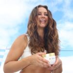 Paolla Oliveira Instagram - @DoveBrasil me trouxe ao Glamour Al Mare para contar o segredo para ter cabelos incríveis: é a nova máscara de tratamento Dove 10 em 1 que hidrata, nutri, trata as pontas duplas, alem de renovar o brilho! O combo perfeito para um cabelo 10/10! Eu amei✨🩵 #Dove10em1