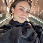 Paolla Oliveira Instagram - Viajar é sempre uma experiência e essa foi inesquecível. Fomos recebidos aqui em Dubai no @atlantistheroyal , um hotel com ambiente e serviços tão únicos que já tornaram essa viagem um espetáculo 🤍 Eu e @diogonogueira_oficial em choque desde a recepção hahahah que delícia poder descansar aqui. Obrigada #AtlantisTheRoyal por tanto!!! @beabrand_marketing @smporai @manoelcalmon Atlantis The Royal