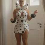 Paolla Oliveira Instagram - Todo carnaval tem seu fim, mas os meus cabelos não... Chegou a hora de mostrar para vocês como eu estou reparando os meus fios, depois desta rotina que eu vivi pré, durante e pós carnaval, e que posso dizer que foi intensa! Quarto e penúltimo episódio da web series #ABelezaPorTrásDosDanos de @DoveBrasil. Nesta manhã, @DoveBrasil acompanhou minha rotina de preparação para um bloco de rua, que fui com um penteado que estava maravilhoso 🤩 Mas sabemos dos danos que pode causar nos nossos cabelos quando fazemos esses penteados, né? Mesmo assim, fiz sem nenhuma preocupação, porque a nova Máscara de Tratamento 10 em 1 de @DoveBrasil é o segredo para reparar os danos! Espero que gostem do backstage dessa manhã incrível e assistam o último episódio que saiu da @dudariedel em #ABelezaPorTrásDosDanos #Publi