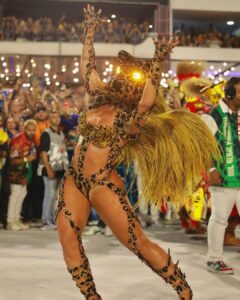 Paolla Oliveira Instagram - Prometo que é o último post 🐆 Amei o apoio, a repercussão, os memes, as teorias e principalmente sentir a energia de vocês na avenida e por aqui. Ate ano que vem! 🤗 Obrigada @granderio , orgulho imenso em fazer parte de mais um desfile histórico com vocês. “A Aldeia Grande Rio ganha a rua No meu destino a eternidade Traz no manto a liberdade Enquanto a onça não comer a lua”