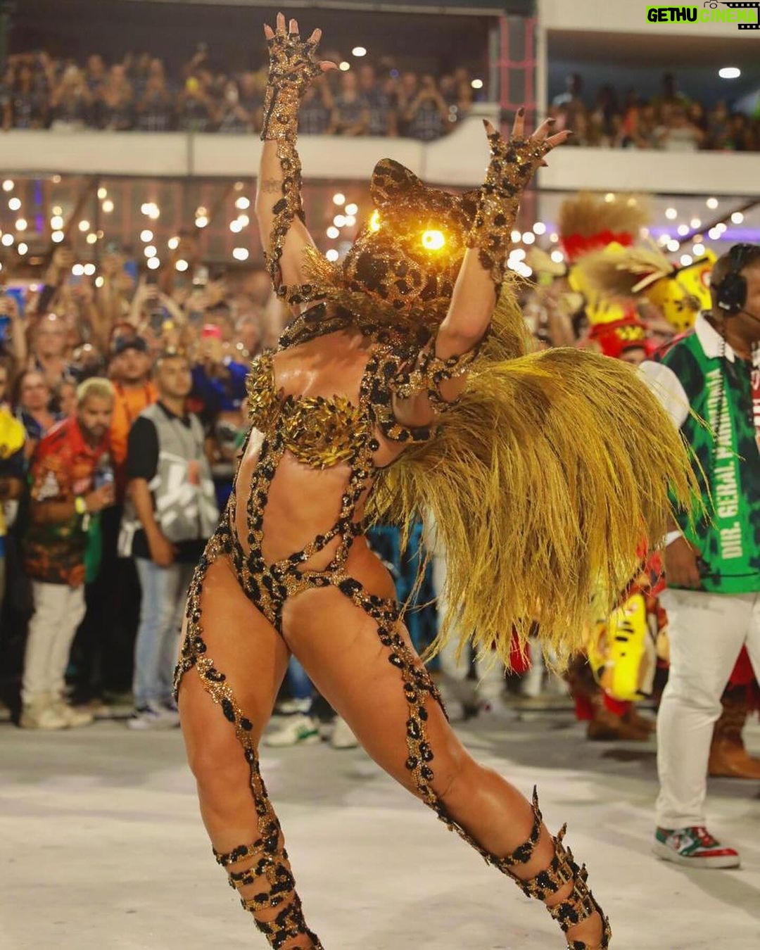 Paolla Oliveira - 2.1 Million Likes - Prometo que é o último post 🐆 Amei o apoio, a repercussão, os memes, as teorias e principalmente sentir a energia de vocês na avenida e por aqui. Ate ano que vem! 🤗
Obrigada @granderio , orgulho imenso em fazer parte de mais um desfile histórico com vocês.
“A Aldeia Grande Rio ganha a rua
No meu destino a eternidade
Traz no manto a liberdade
Enquanto a onça não comer a lua”