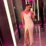 Paolla Oliveira Instagram - Viajar é sempre uma experiência e essa foi inesquecível. Fomos recebidos aqui em Dubai no @atlantistheroyal , um hotel com ambiente e serviços tão únicos que já tornaram essa viagem um espetáculo 🤍 Eu e @diogonogueira_oficial em choque desde a recepção hahahah que delícia poder descansar aqui. Obrigada #AtlantisTheRoyal por tanto!!! @beabrand_marketing @smporai @manoelcalmon Atlantis The Royal