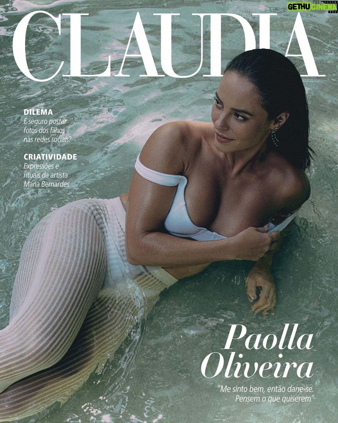 Paolla Oliveira Instagram - Abram alas para… @paollaoliveirareal, unanimidade do Carnaval! O ano começou conturbado para nossa capa de fevereiro. Depois de compartilhar um vídeo se divertindo em um ensaio da Grande Rio, Paolla Oliveira foi alvo de uma enxurrada de ofensas. Contudo, ao chegar para ser fotografada por CLAUDIA em São Paulo, a atriz estava como a conhecemos da televisão: sorridente, fazendo piadas, pronta para trabalhar – genuinamente inabalável e disposta a passar as próximas dez horas com a nossa equipe. Ao final do dia, quando finalmente sentamos para conversar, perguntamos sobre sua autoconfiança: “você sempre foi assim?” Ela abriu um sorriso e disse, prontamente: “Construí a minha autoestima ao longo do tempo”. Sorte a nossa! Direção @helenagalante Texto @kalelmagno Foto @zabenzi Assistente de foto @fernandobentes Direção de arte @kareensayuri Beleza @silviogiorgio Styling @brunoptl Coordenadora de produção de moda @junymartinsb Produção de moda @a.robertafreitas @danielsampaiol Camareira @camie.ss Assessoria @trigocomunica
