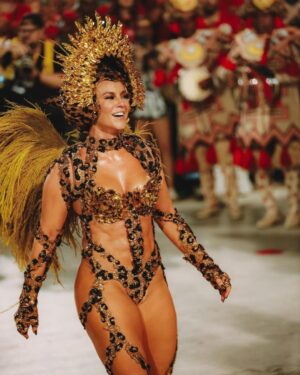 Paolla Oliveira Instagram - Prometo que é o último post 🐆 Amei o apoio, a repercussão, os memes, as teorias e principalmente sentir a energia de vocês na avenida e por aqui. Ate ano que vem! 🤗

Obrigada @granderio , orgulho imenso em fazer parte de mais um desfile histórico com vocês.

“A Aldeia Grande Rio ganha a rua
No meu destino a eternidade
Traz no manto a liberdade
Enquanto a onça não comer a lua”