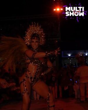 Paolla Oliveira Instagram - Prometo que é o último post 🐆 Amei o apoio, a repercussão, os memes, as teorias e principalmente sentir a energia de vocês na avenida e por aqui. Ate ano que vem! 🤗

Obrigada @granderio , orgulho imenso em fazer parte de mais um desfile histórico com vocês.

“A Aldeia Grande Rio ganha a rua
No meu destino a eternidade
Traz no manto a liberdade
Enquanto a onça não comer a lua”