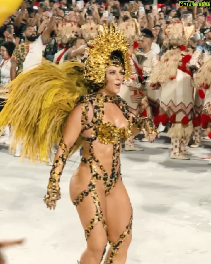 Paolla Oliveira - 2.1 Million Likes - Prometo que é o último post 🐆 Amei o apoio, a repercussão, os memes, as teorias e principalmente sentir a energia de vocês na avenida e por aqui. Ate ano que vem! 🤗
Obrigada @granderio , orgulho imenso em fazer parte de mais um desfile histórico com vocês.
“A Aldeia Grande Rio ganha a rua
No meu destino a eternidade
Traz no manto a liberdade
Enquanto a onça não comer a lua”