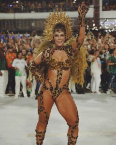Paolla Oliveira Instagram - Prometo que é o último post 🐆 Amei o apoio, a repercussão, os memes, as teorias e principalmente sentir a energia de vocês na avenida e por aqui. Ate ano que vem! 🤗 Obrigada @granderio , orgulho imenso em fazer parte de mais um desfile histórico com vocês. “A Aldeia Grande Rio ganha a rua No meu destino a eternidade Traz no manto a liberdade Enquanto a onça não comer a lua”
