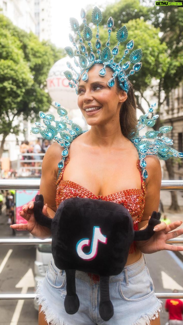 Paolla Oliveira Instagram - O Carnaval já começou por aqui, amores! A real do Carnaval é muita diversão e história pra contar. Hoje me joguei no bloco do @tiktokbrasil com o @blocodafavoritaoficial e foi muito especial. Quem aí também curtiu essa festa? 😍 #ARealDoCarnaval #publi