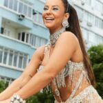 Paolla Oliveira Instagram - Grande Lua, Grande Rio! Dois irmãos gêmeos em busca de seus pais legítimos, guerreiros que a cada desafio se erguem em constante ressuscitar. Pirapanema é estrela, guiança no caminho para o céu. Jaci é a Lua, que morre e se regenera sozinha. Solitária e fria, é capaz de ofuscar um astro dentro de um eclipse. Não se engane sobre a lua e seus poderes… Grande lua, Grande Rio! A avenida é o mar, e sou eu quem comanda a maré!! #CarnaPaolla Copacabana Palace, A Belmond Hotel