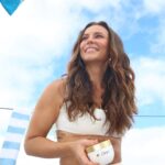 Paolla Oliveira Instagram - @DoveBrasil me trouxe ao Glamour Al Mare para contar o segredo para ter cabelos incríveis: é a nova máscara de tratamento Dove 10 em 1 que hidrata, nutri, trata as pontas duplas, alem de renovar o brilho! O combo perfeito para um cabelo 10/10! Eu amei✨🩵 #Dove10em1