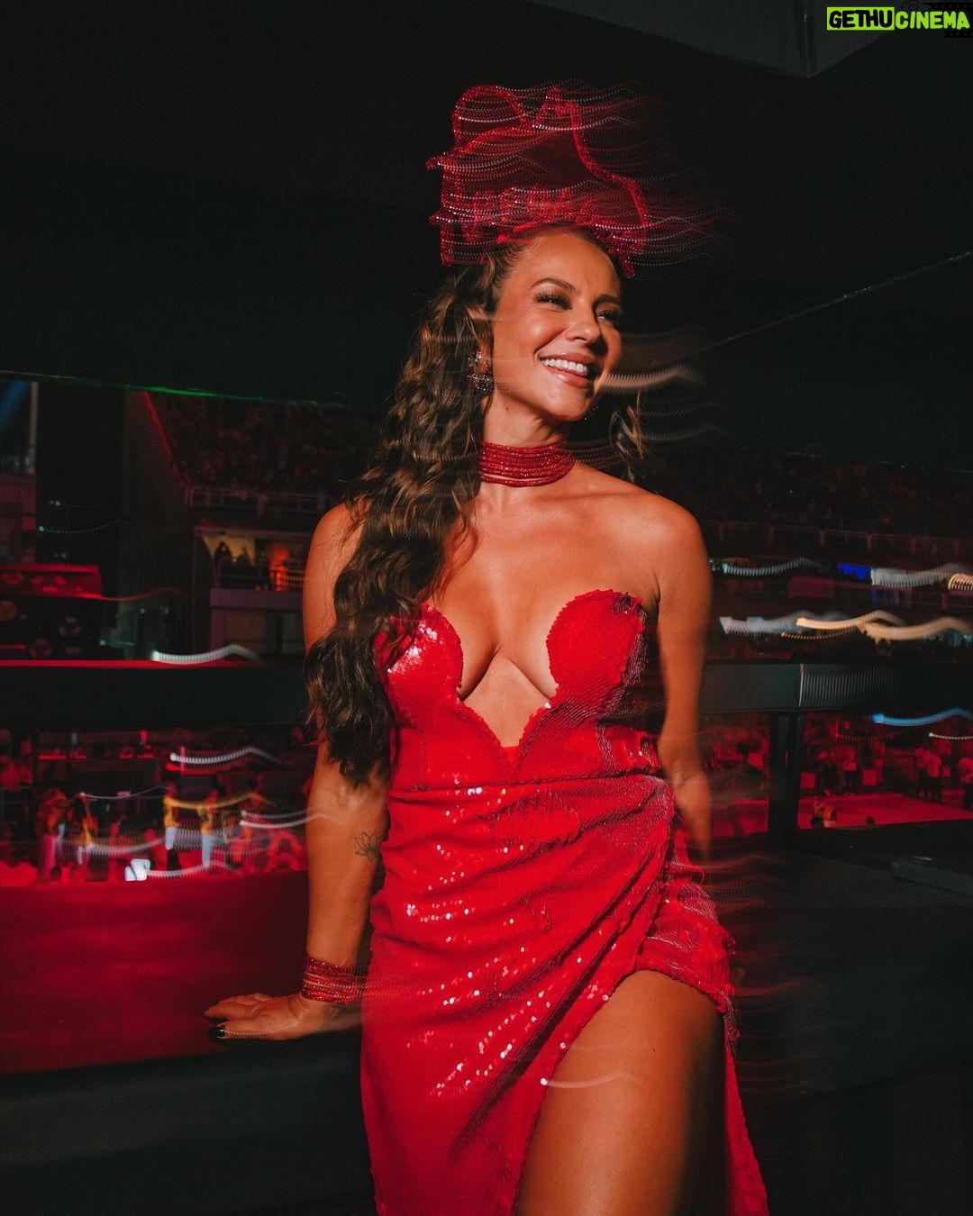 Paolla Oliveira Instagram - Sempre no melhor e maior camarote da Sapucaí! 🫶 @camarotearpoadoroficial Sambódromo da Marquês de Sapucaí