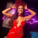 Paolla Oliveira Instagram - Sempre no melhor e maior camarote da Sapucaí! 🫶 @camarotearpoadoroficial Sambódromo da Marquês de Sapucaí
