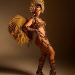 Paolla Oliveira Instagram - Que a força da mulher onça amedronte os covardes e os faça chorar. Que a força da mulher onça acolha aqueles que não tem nada a temer. Que a força da mulher onça seja imensa e vencedora. E aquele que fizer força de oposição Será devorado. O mal dá à parte contrária o direito legítimo de vingança. Entre os tupinambas há a transfiguração simbólica do mal em algo positivo: depois de devorados, uma vida eterna de prazer a alegria. O mal, assim, é indispensável para a obtenção do bem. O mal é o próprio bem. O nosso carnaval trouxe antropofagia, disputas identitárias brasileiras e a nossa eterna capacidade de devorar para recriar, rebrotar, revidar. Hoje sou mulher-onça. Símbolo de força, luta e bravura. Nada poderia ser tão NÓS nesse momento no espaço-tempo. Obrigada, obrigada, @granderio ! Beleza by @sephorabrasil