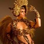 Paolla Oliveira Instagram - Que a força da mulher onça amedronte os covardes e os faça chorar. Que a força da mulher onça acolha aqueles que não tem nada a temer. Que a força da mulher onça seja imensa e vencedora. E aquele que fizer força de oposição Será devorado. O mal dá à parte contrária o direito legítimo de vingança. Entre os tupinambas há a transfiguração simbólica do mal em algo positivo: depois de devorados, uma vida eterna de prazer a alegria. O mal, assim, é indispensável para a obtenção do bem. O mal é o próprio bem. O nosso carnaval trouxe antropofagia, disputas identitárias brasileiras e a nossa eterna capacidade de devorar para recriar, rebrotar, revidar. Hoje sou mulher-onça. Símbolo de força, luta e bravura. Nada poderia ser tão NÓS nesse momento no espaço-tempo. Obrigada, obrigada, @granderio ! Beleza by @sephorabrasil