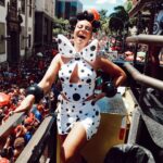 Paolla Oliveira Instagram - Por aqui já é tradição curtir a folia com @cordaodabolapretaoficial! Amooo! Parabéns pelo 105º desfile 🖤🤍🖤🤍