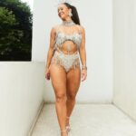 Paolla Oliveira Instagram - Grande Lua, Grande Rio! Dois irmãos gêmeos em busca de seus pais legítimos, guerreiros que a cada desafio se erguem em constante ressuscitar. Pirapanema é estrela, guiança no caminho para o céu. Jaci é a Lua, que morre e se regenera sozinha. Solitária e fria, é capaz de ofuscar um astro dentro de um eclipse. Não se engane sobre a lua e seus poderes… Grande lua, Grande Rio! A avenida é o mar, e sou eu quem comanda a maré!! #CarnaPaolla Copacabana Palace, A Belmond Hotel