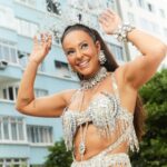 Paolla Oliveira Instagram - Grande Lua, Grande Rio! Dois irmãos gêmeos em busca de seus pais legítimos, guerreiros que a cada desafio se erguem em constante ressuscitar. Pirapanema é estrela, guiança no caminho para o céu. Jaci é a Lua, que morre e se regenera sozinha. Solitária e fria, é capaz de ofuscar um astro dentro de um eclipse. Não se engane sobre a lua e seus poderes… Grande lua, Grande Rio! A avenida é o mar, e sou eu quem comanda a maré!! #CarnaPaolla Copacabana Palace, A Belmond Hotel