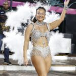 Paolla Oliveira Instagram - Grande Lua, Grande Rio! Dois irmãos gêmeos em busca de seus pais legítimos, guerreiros que a cada desafio se erguem em constante ressuscitar. Pirapanema é estrela, guiança no caminho para o céu. Jaci é a Lua, que morre e se regenera sozinha. Solitária e fria, é capaz de ofuscar um astro dentro de um eclipse. Não se engane sobre a lua e seus poderes… Grande lua, Grande Rio! A avenida é o mar, e sou eu quem comanda a maré!! #CarnaPaolla Copacabana Palace, A Belmond Hotel