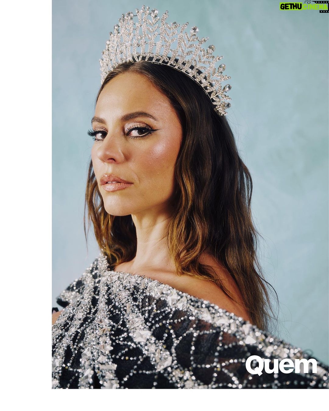 Paolla Oliveira Instagram - O destino de @paollaoliveirareal é ser onça! 🐆 À frente da bateria da @granderio, a atriz está vivendo um dos melhores Carnavais desde que assumiu o posto de Rainha pela primeira vez, em 2009. Aos 41 anos, ela veste a coroa mais uma vez neste ensaio exclusivo para Quem, não só para representar com alegria a escola do coração, mas como uma forma de resistência e luta contra o machismo, que permeou as críticas feitas ao seu corpo durante ensaios recentes. Determinada e corajosa como uma onça, ela não para por haters e se sente ainda mais potente em relação a si mesma e à posição que ocupa. Falando em onça, o bicho é tema do samba-enredo da escola de Duque de Caxias e será representado por Paolla na avenida. “Trabalho muito e há muitos anos, o Carnaval veio para mim como uma brecha de respiro. É uma agitação, mas que diz respeito a Paolla pessoa física, que se sente livre e alegre neste momento”, diz. Leia a entrevista completa no link da bio! Reportagem: @marina_bonini Foto: @zabenzi Styling: @franconaid Make: @gabnascimentobr Assessoria de imprensa: @trigocomunica