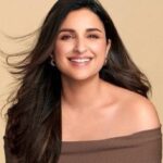 Parineeti Chopra Instagram - Say goodbye to oily skin and breakouts! Get a natural glow that's impossible to ignore... with Jovees Herbal Tea Tree Facewash! ✨🤍 #joveesherbal #bloomdaily #lovejovees #SabDekhenge #parineetiandjovees #skincare #bestfacewash