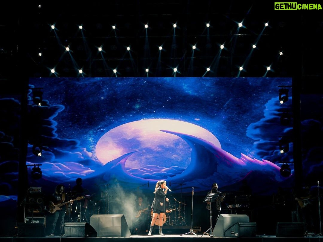 Parineeti Chopra Instagram - Andddd it’s done…. I have tears of joy as I type this: MY FIRST EVER LIVE SINGING PERFORMANCE was last night and it was everythinggg I could wish for and more ❤️ Thank you all for the love and kindness you all have shown. It means a lot to me 🙏🏻 #MumbaiFestival2024 #EveryoneIsInvited #SapnoKaGateway #MumbaiEkTyoharHai @maharashtratourismofficial @mumbai__festival @wizcraftglobal