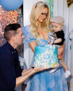 Paris Hilton Instagram - Sliving under the sea with Baby P for his first birthday! 🥹🎈🧜🏻‍♀️🐠🐳✨ A magical day for the most magical smiley boy. My life is forever changed thanks to you Phoenix! 💙 Thank you for making me the luckiest #SlivingMom 🥰✨