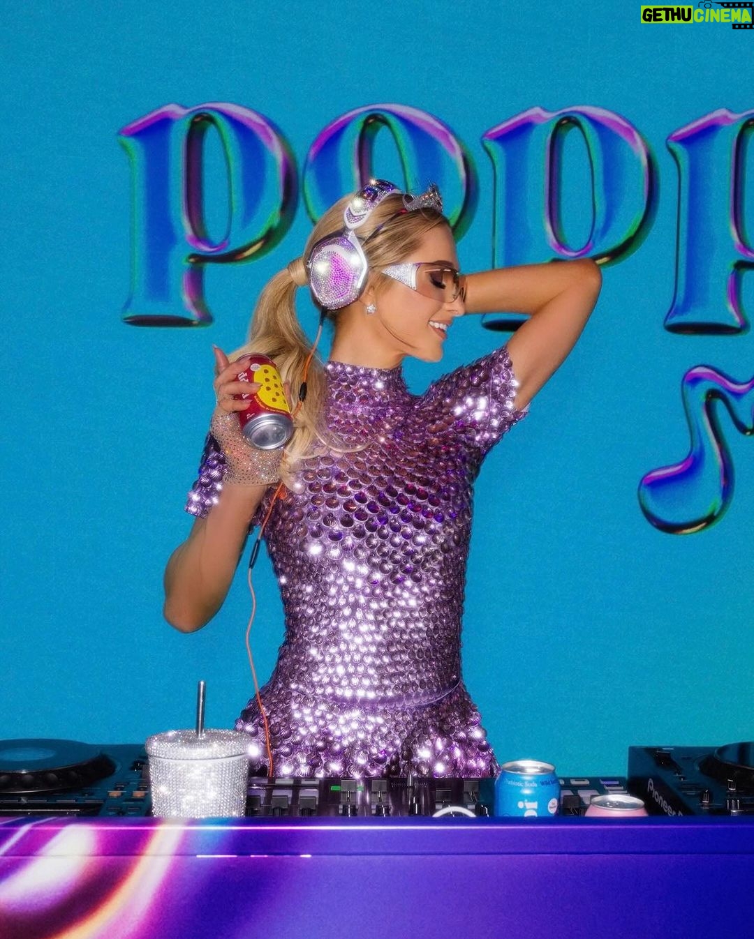 Paris Hilton Instagram - The 2000s are back and so is soda! ✨🫧 Had a blast sliving with @DrinkPoppi this weekend! 💫🪩💕 What’s everyone’s favorite flavor?! Mine is grape 🍇💜 #PoppiPartner #SodasBack Los Angeles, California