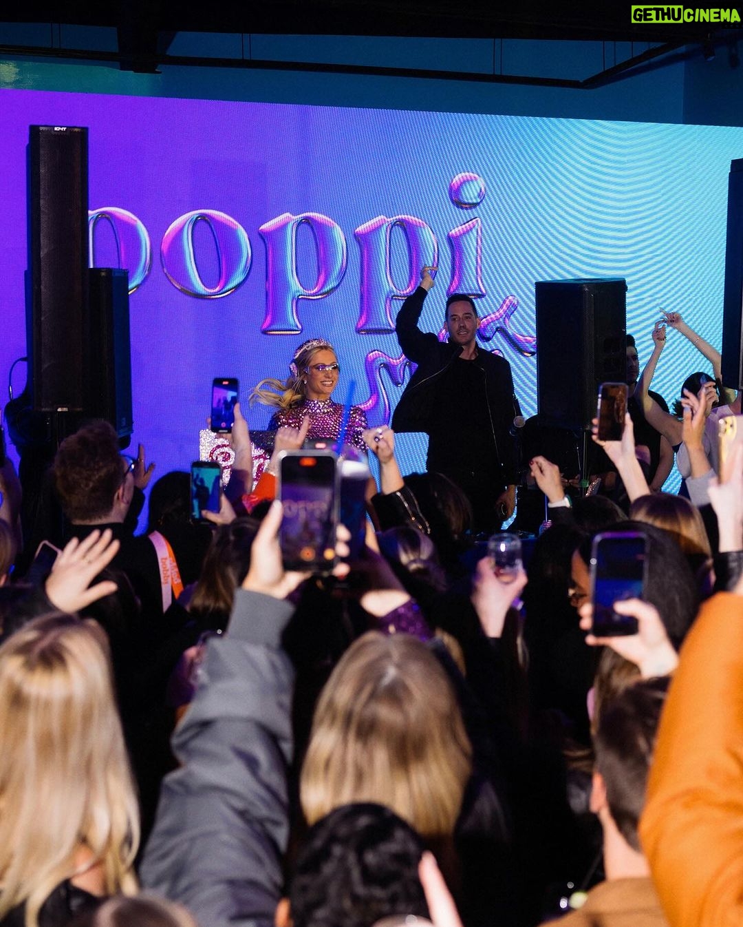 Paris Hilton Instagram - The 2000s are back and so is soda! ✨🫧 Had a blast sliving with @DrinkPoppi this weekend! 💫🪩💕 What’s everyone’s favorite flavor?! Mine is grape 🍇💜 #PoppiPartner #SodasBack Los Angeles, California