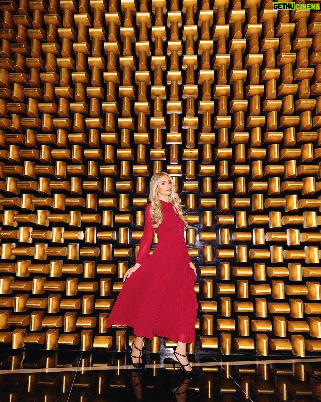 Paris Hilton Instagram - Mirror mirror on the wall 👑🪞Who’s the fairest of them all? ❤️🔥#ThatsHot Waldorf Astoria Las Vegas